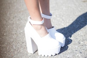 drwn63-l-610x610-shoes-ankle-strap-platform-shoes-white-chunky-heels